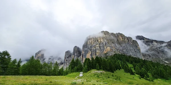 Nuvens Nas Montanhas Paisagem Belo Fundo Natureza Árvores Verdes — Fotografia de Stock