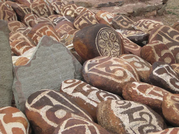 Pedra esculpida com símbolos de prosperidade1 — Fotografia de Stock