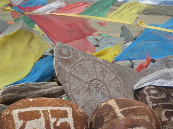 Камень, высеченный с символами процветания 14 — стоковое фото