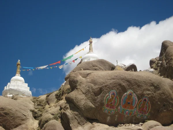 Cairn. Buddhistisk stupa, choyten. — Stockfoto