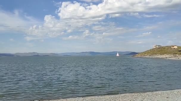 Clear Water Mountains Distance Clouds Splash Water Stones Bottom Water — Stockvideo