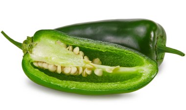 Dilimlenmiş jalapeno biberleri beyaz arka planda izole edilmiş. Yeşil biber. Capsicum annuum. kırpma yolu