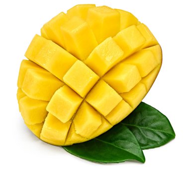 Dilimlenmiş mango ve beyaz arka planda yeşil yapraklar. Egzotik meyve. kırpma yolu