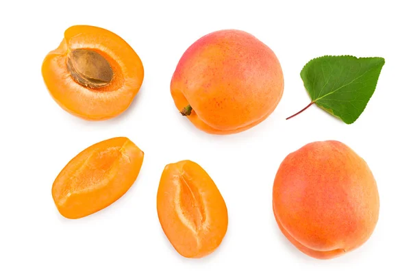 Aprikosenfrüchte Mit Scheiben Und Grünem Blatt Isoliert Auf Weißem Hintergrund — Stockfoto