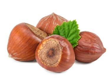 Yeşil yapraklı fındıklar beyaz arka plan makrosu üzerinde izole edilmiş. kırpma yolu