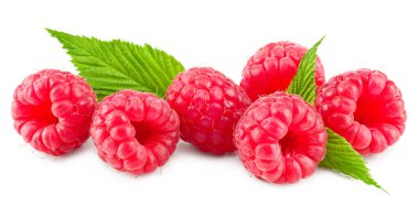 Beyaz arka planda yeşil yapraklı olgun ahududu. kırpma yolu