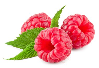 Beyaz arka planda yeşil yapraklı olgun ahududu. kırpma yolu