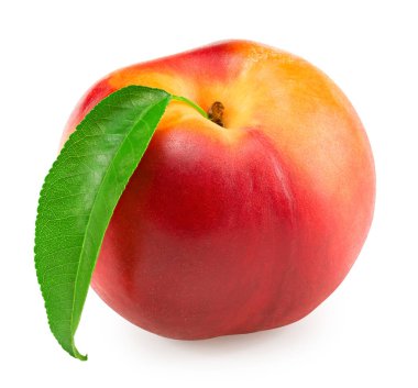 Beyaz arka planda yeşil yapraklı şeftali. kırpma yolu