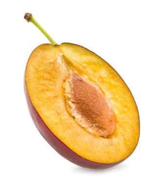 Beyaz arka planda izole edilmiş taze erik meyvesinin yarısı. kırpma yolu