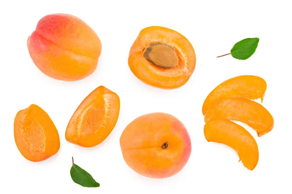 Frutas Albaricoque Con Rodajas Hojas Verdes Aisladas Sobre Fondo Blanco —  Fotos de Stock