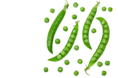 Taze yeşil bezelye kabukları ve beyaz arka planda izole edilmiş yeşil bezelyeler. Kesme yolu. en üstteki görünüm