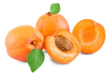 Beyaz arka planda yeşil yapraklı kayısı meyveleri. kırpma yolu