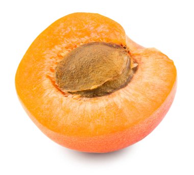 Kayısı meyvesinin yarısı beyaz arka planda izole edilmiş. kırpma yolu