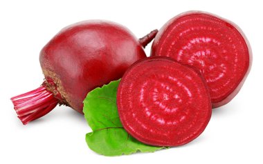 Beyaz arka planda yeşil yapraklı dilimlenmiş pancar kökü. kırpma yolu