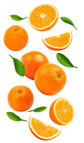 白い背景に緑色の葉を持つオレンジ色の果実 クリッピングパス — ストック写真