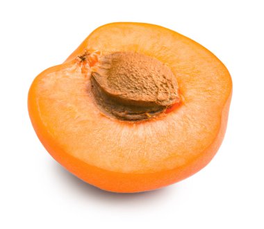 Kayısı meyvesinin yarısı beyaz arka planda izole edilmiş. kırpma yolu