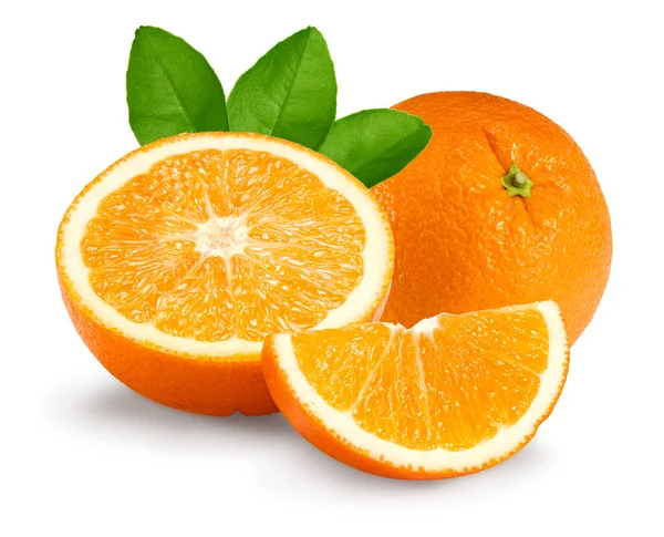 Oranssi Hedelmä Leikattu Oranssi Vihreä Lehdet Eristetty Valkoisella Pohjalla Leikkausreitti — kuvapankkivalokuva