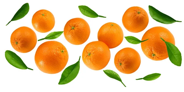 Oranje Vruchten Met Groene Bladeren Geïsoleerd Witte Achtergrond Knippad — Stockfoto