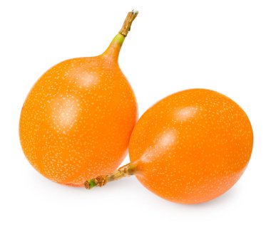 Granadilla ya da yeşil yapraklı sarı çarkıfelek meyvesi, beyaz arka planda. Egzotik meyve. kırpma yolu