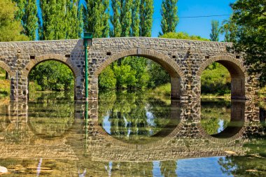zrmanja Nehri üzerinde taş köprü
