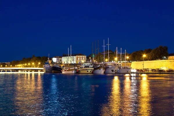 Fiskebåtar safe harbor på kvällen — Stockfoto