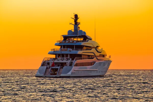 Yate de lujo en mar abierto al atardecer — Foto de Stock