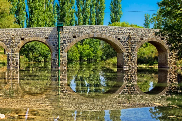 Puente de piedra sobre el río Zrmanja — Foto de Stock
