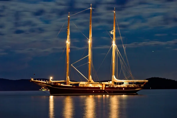 Holzsegelboot nachts beleuchtet — Stockfoto