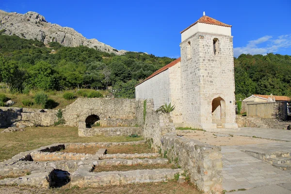 Antigo local histórico da igreja em Baska — Fotografia de Stock