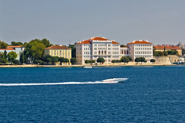 Zadar schiereiland waterfront met powerboat — Stockfoto