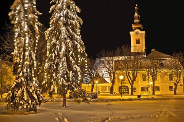 Idylic vintern stadsbilden kväll i snö — Stockfoto