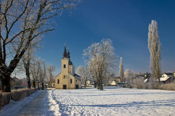 Idylliska vinter - kyrkan i snö — Stockfoto