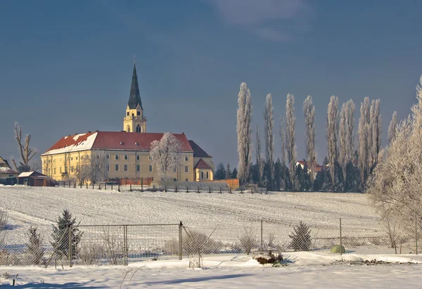 Catedral católica grega na paisagem da neve — Fotografia de Stock