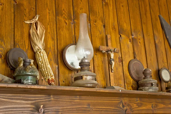 Linterna vieja, crucifixión, mazorca de maíz y lámpara de parafina — Foto de Stock