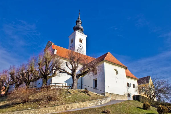 Varazdinske toplice - kyrkan på kulle — Stockfoto