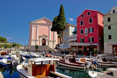 Veli losinj liman ve renkli mimarisi