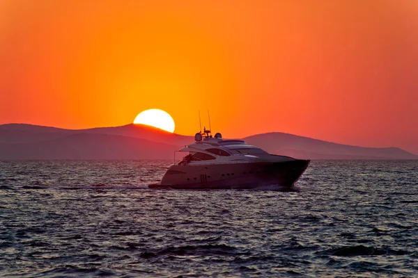 Yate en el mar con puesta de sol épica — Foto de Stock