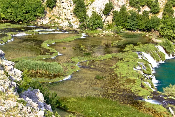 Tufsteen cascades van krupa rivier — Stockfoto