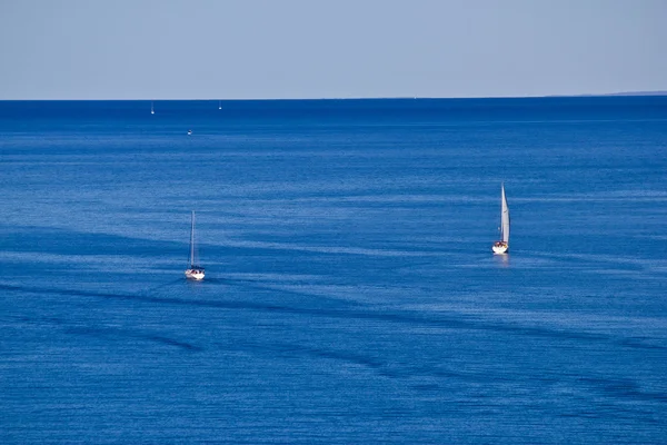 Barcos, veleiros e iates de mar aberto — Fotografia de Stock