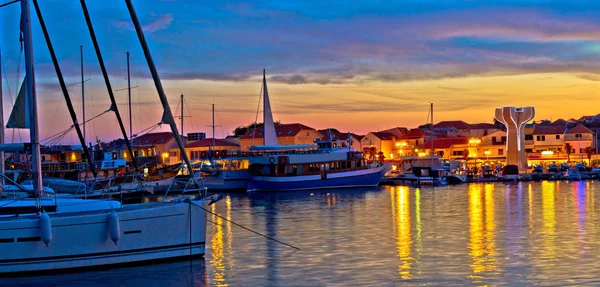 Stadt Vodice Hafen und Denkmal — Stockfoto