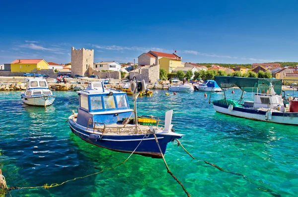 Adriatiska staden Ražanac färgglada waterfront — Stockfoto