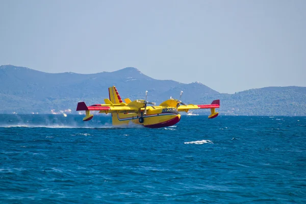 Brandbestrijding vliegtuig nemen water van de zee — Stockfoto