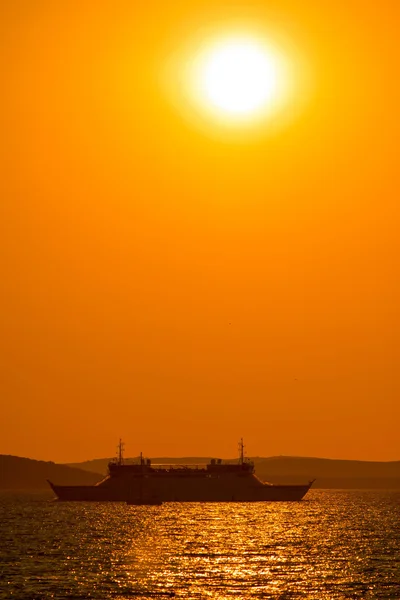 ビューの垂直方向の太陽の下でのフェリーボート — ストック写真