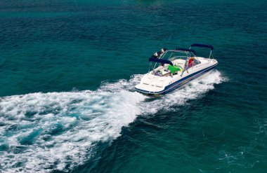 Powerboat açık mavi su