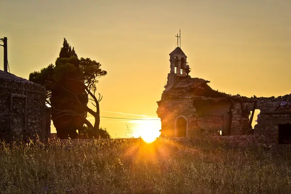 Igreja ruínas de guerra por do sol em Zadar — Fotografia de Stock