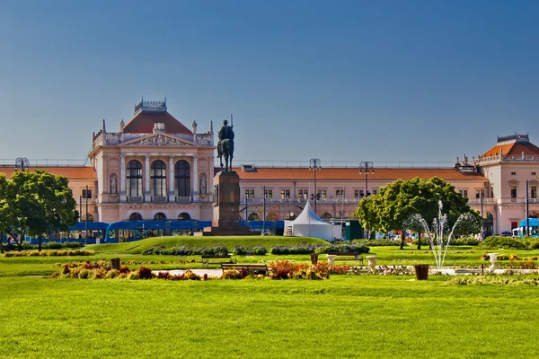 Центральный железнодорожный вокзал и парк Загреба — стоковое фото