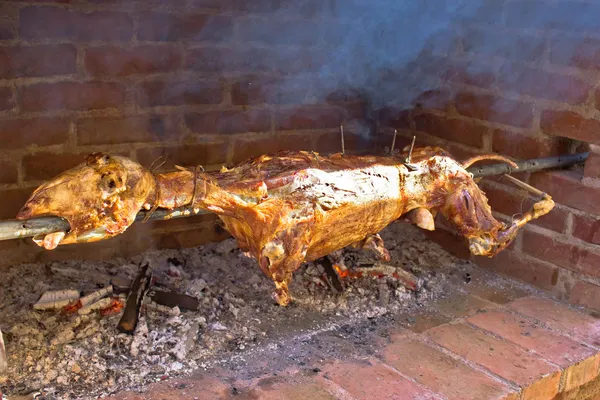 Hele lam aan spit (vlees eten) — Stockfoto