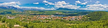Dinara dağ ve knin kasabası