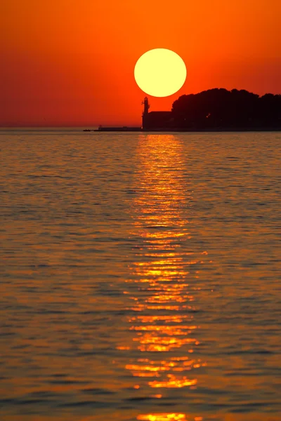 Pôr do sol sobre farol em Zadar — Fotografia de Stock