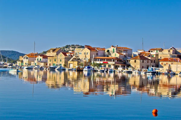 Färgstarka staden tribunj waterfront — Stockfoto